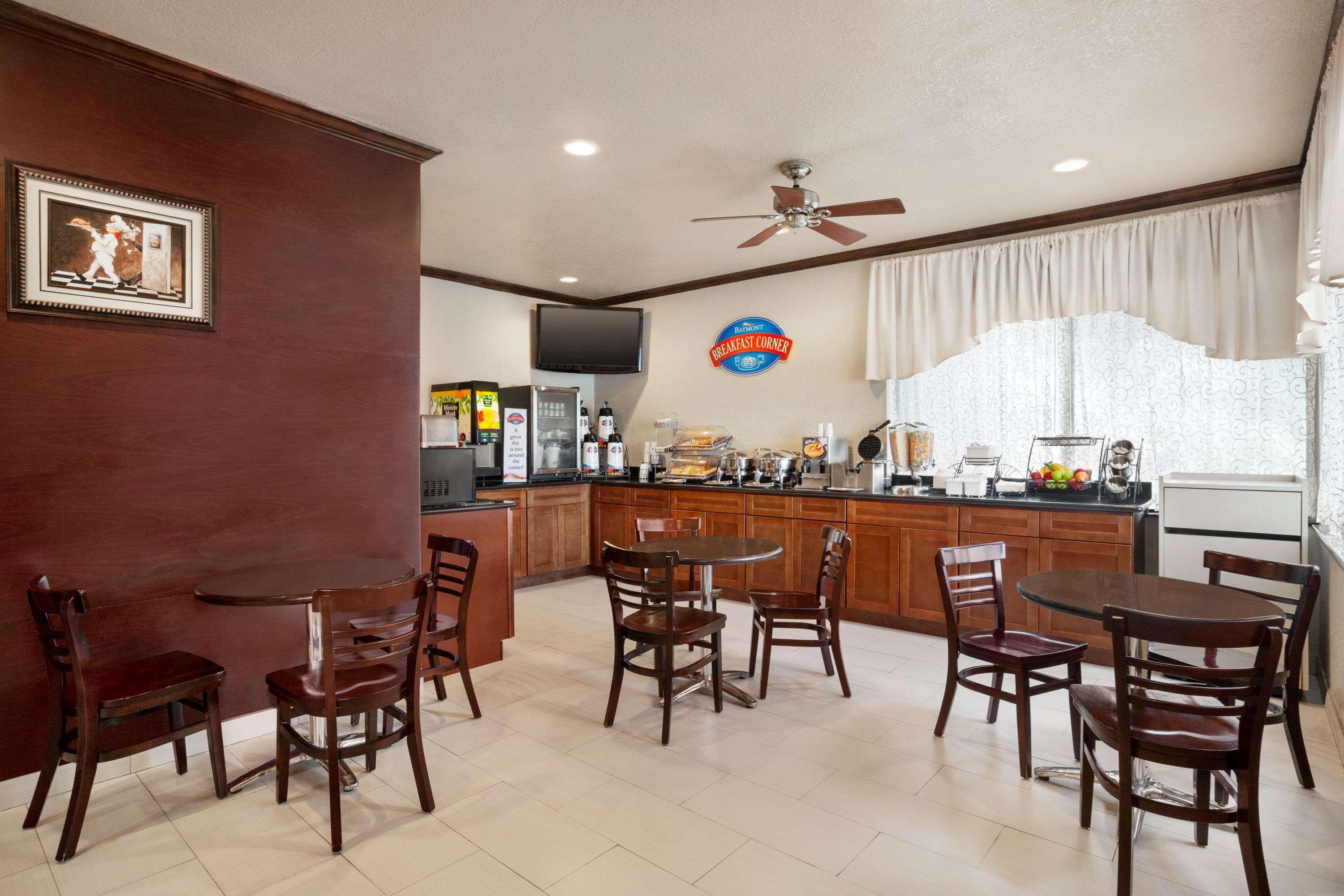 Baymont By Wyndham Clute Lake Jackson Extérieur photo