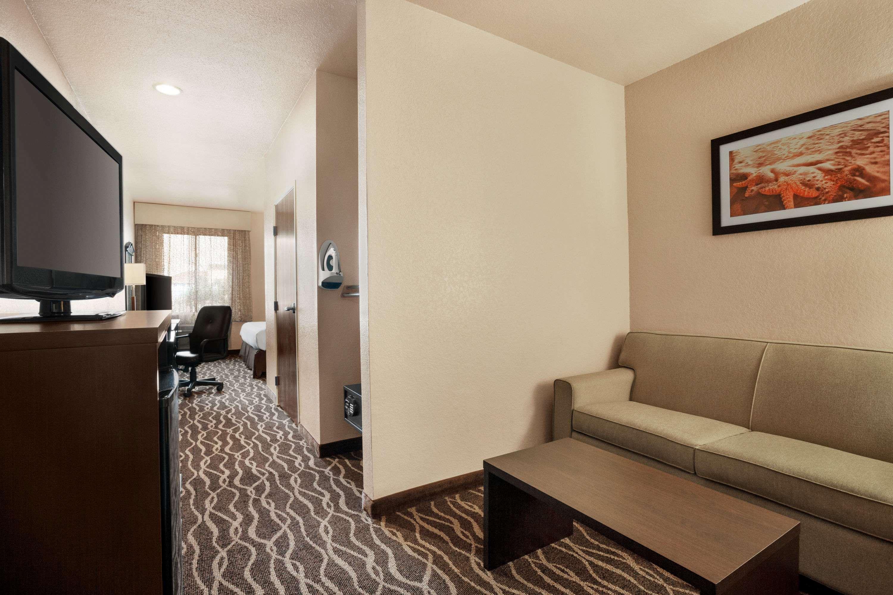 Baymont By Wyndham Clute Lake Jackson Extérieur photo
